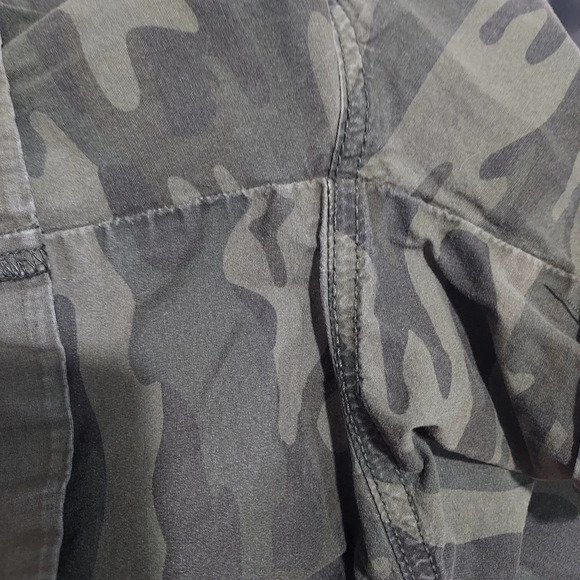 Social Standard by Sanctuary Army Green Camo Utility Shorts in Size XXL - Picture 9 of 9